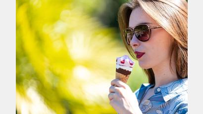 Bild: Laszlo Pinter/dpa
Temperaturen von teils über 31 Grad – perfektes Wetter für ein Eis.