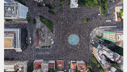 Bild: Armin Durgut/AP/dpa
Regierungsgegner nehmen in Belgrad an einer Kundgebung teil, die von protestierenden serbischen Universitätsstudenten angeführt wird. Sie fordern größere politische Veränderungen in dem von Präsident Vucic geführten Balkanstaat.