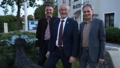 Bild: mrr
Bürgermeister Erwin Geitner (Mitte) zusammen mit seinen beiden Stellvertretern, Dritter Bürgermeister Jürgen Färber (links) und Zweiter Bürgermeister Josef Weinfurtner (rechts).