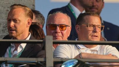Bild: Michael Kappeler/dpa
Max Eberl (r) verfolgt das Pokalfinale auf der Tribüne. Links hinter ihm Ehrenpräsident Uli Hoeneß.