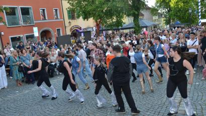 Bild: dob
Gleich zu Beginn sorgte der Vohenstraußer Faschingsverein mit einer erneuten Aufführung seines diesjährigen Showprogramms für Begeisterung.