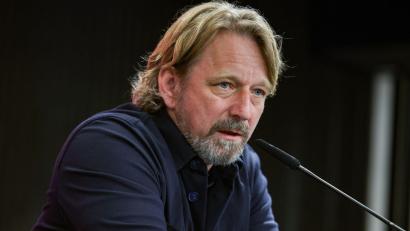 Bild: Christoph Reichwein/dpa
Sven Mislintat bei einer Pressekonferenz. (Archivbild)