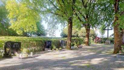 Bild: ld
Die Gräberreihen im Friedhof Brand sind licht geworden. Das macht zunehmend Probleme bei der Umlegung der Kosten, denn diese sind von der Anzahl der Gräber unabhängig und bleiben gleich.