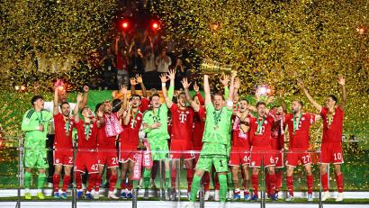 Bild: Tom Weller/dpa
Manuel Neuer stemmt den DFB-Pokal in die Höhe.