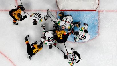 Bild: Claudio Thoma/KEYSTONE/dpa
Der deutschen Eishockey-Nationalmannschaft gelang gegen Ungarn der erste WM-Erfolg in der Schweiz.