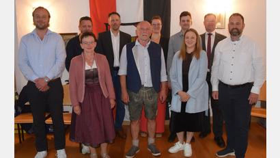 Bild: bö
Neun neue Mitglieder wurden bei der konstituierenden Sitzung im Hohenburger Marktgemeinderat vereidigt (von links): Benjamin Siegert, Tanja Sperl, Bastian Windisch, Stefan Irlbacher, Georg Kölbl, Anna-Lena Fruth, Carolin Windisch, Martin Inselsberger, Florian Junkes und Bürgermeister Robert Jung.