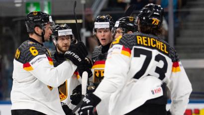 Bild: Claudio Thoma/KEYSTONE/dpa
Die Eishockey-Nationalmannschaft freut sich über den zweiten Erfolg bei der Eishockey-WM.