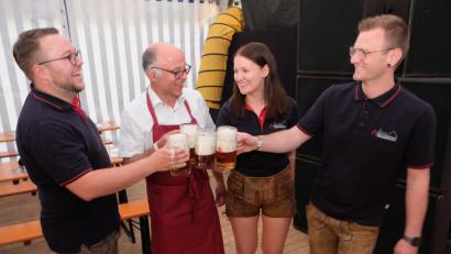 Bild: Robert Dotzauer
Schirmherr Bürgermeister Albert Nickl, Feuerwehrvorsitzende Helena Diepold, Jonas Schleicher (links) und Andreas Hubmann (rechts) als Vorsitzende des Festausschusses trinken nach dem Anzapfen des ersten Fasses Festbier auf ein gutes Gelingen.