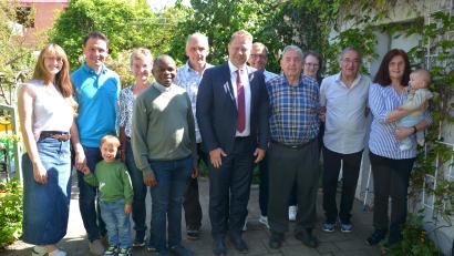 Bild: jr
Der Mitterteicher Erich Süß (vorne, Vierter von rechts) feierte am Freitag seinen 90. Geburtstag im Kreise der Familie. Bürgermeister Stefan Grillmeier (Sechster von rechts) und Pfarrvikar Luke Eze (Vierter von links) gratulierten und ebenso Peter Pufler (Zweiter von rechts) für den ATS Mitterteich.