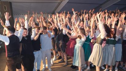 Bild: Robert Dotzauer
Mit einem fulminanten Musikmix befeuerte die Band Grögötz Weißbir die gute Stimmung des ersten Festabends. Das Publikum honorierte die fetzigen Songs mit Jubelstürmen.