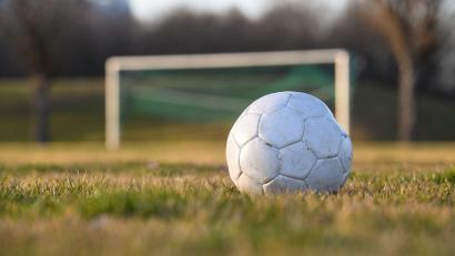 Bild: Tobias Hase/dpa
Nach einem Foul geriet die Situation auf dem Fußballplatz in Rosenheim aus dem Ruder. (Symbolbild)