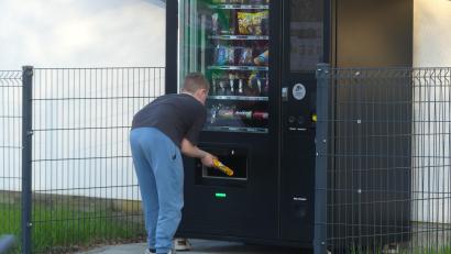 Bild: rn
Eltern der Markus-Gottwalt-Schule reagieren negativ über einen Süßigkeiten- und Getränkeautomaten gegenüber dem Haupteingang der Schule. Der Förderverein der MGS hatte der Schule erst vor Kurzem einen variablen Trinkwasserspender gesponsert.