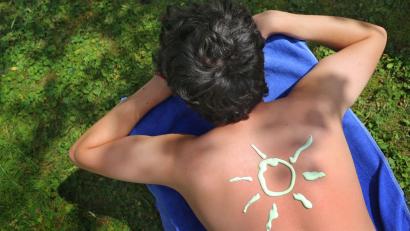 Bild: Karl-Josef Hildenbrand/dpa/dpa-tmn
Am Pfingstwochenende soll es heiß werden in Bayern. Wer baden geht, sollte die Sonnencreme nicht vergessen. (Symbolbild)