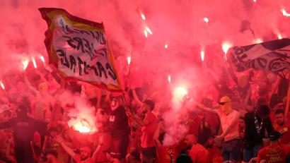 Bild: Franck Fife/AFP/dpa
Beim französischen Pokalfinale zündeten die Fans reichlich Pyrotechnik.