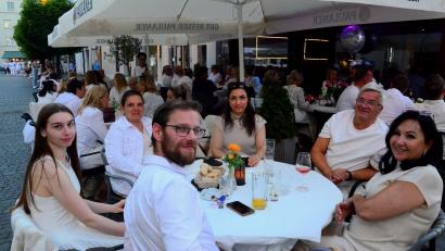 Bild: Kunz
Die "Weiße Nacht" war ein voller Erfolg in der Weidener Innenstadt. Viele der Besucher kamen selbst in Weiß.