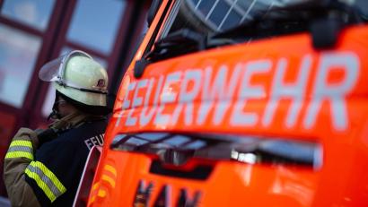 Bild: Marijan Murat/dpa
Ein Feuerwehrmann wird bei den Löscharbeiten leicht verletzt. (Symbolbild)