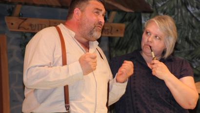 Bild: Konrad Rosner
Der Wirt Hallimasch (Harald Kaiser) und seine pfeifenrauchende Ehefrau (Kerstin Wagner) begeisterten auf der Bühne.