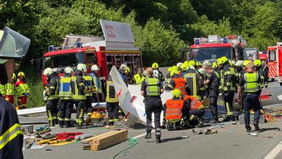 Bild: Berthold Stamm/dpa
Rettungsdienste und Polizei arbeiten an der Unfallstelle, nachdem ein Segelflugzeug auf die A45 gestürzt ist.