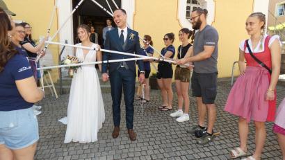 Bild: hdk
Ein langes Spalier von sieben Vereinen erwartete das Brautpaar nach der Trauung
