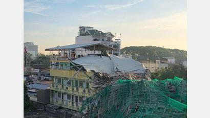 Bild: -/Informationsbüro von Angeles City/XinHua/dpa
Das eingestürzte Gebäude hat sich noch im Bau befunden.