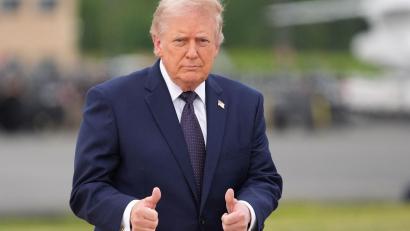 Bild: Alex Brandon/AP/dpa
Wie nah ist eine erste Einigung im Iran-Krieg? Erst sagte Trump, ein Rahmenabkommen mit dem Iran sei weitgehend ausgehandelt - nun bremst er die Erwartungen wieder. (Archivbild)