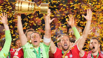Bild: Michael Kappeler/dpa
Manuel Neuer stemmt den DFB-Pokal in die Höhe.