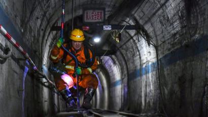 Bild: Cao Yang/XinHua/dpa
Die Rettungsarbeiten im Zuge von Chinas verheerendstem Minenunglück seit über 16 Jahren sind nach wie vor im Gange.
