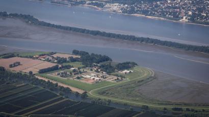 Bild: Christian Charisius/dpa
Das Jugendgefängnis Hahnöfersand liegt auf der gleichnamigen Elbinsel zwischen Hamburg und Niedersachsen. (Archivbild)