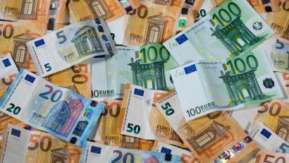 Symbolbild: Jens Büttner/dpa/exb
Die Stadt Amberg gibt zu viel Geld aus – auch für den laufenden Betrieb. Es wir Einschnitte geben müssen, die für jeden sichtbar werden.