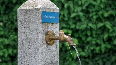 Bild: Daniel Vogl/dpa
Auch ein simpler Trinkwasserbrunnen kann an heißen Tagen schon Linderung bieten. (Symbolfoto)