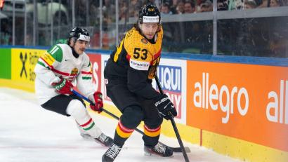 Bild: Claudio Thoma/KEYSTONE/dpa
NHL-Star Moritz Seider (r) spricht nach dem drohenden deutschen Vorrunden-Aus Klartext.