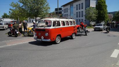 Bild: wel
Ein "Bulli" mit rot-weiß-karierten Vorhängen ließ die herzen der Campingfreunde höher schlagen
