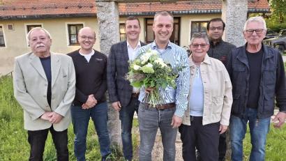 Bild: soj 
Das Bild zeigt vorne in der Mitte den scheidenden Bürgermeister Wolfgang Söllner mit Judith Zaus (Vorsitzende der Vereinsvorständeversammlung). Hintere Reihe von links: Bernd Petter (Kirchenverwaltung), Kirchenpfleger Stefan Kausler, Bürgermeister Johannes Prechtl, Pater Anish George und Hubert Becher (Kirchenverwaltung).