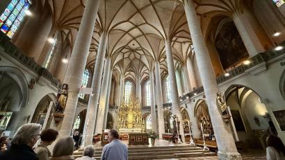 Bild: upl
Nach dem Schlusssegen begann das "Blütenwunder". Rosenblüten regneten in der Basilika St. Martin in Amberg auf die Kirchenbesucher herab.