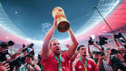 Bild: Michael Kappeler/dpa
Harry Kane jubelt mit dem DFB-Pokal. Der Engländer machte alle drei Tore der Bayern gegen den VfB Stuttgart.