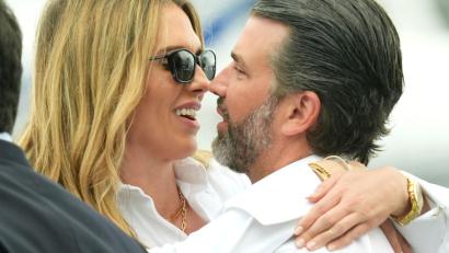 Bild: Jacquelyn Martin/AP/dpa
Das Paar postete Eheringe. (Archivbild)