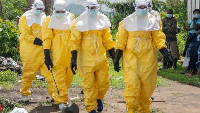 Bild: Moses Sawasawa/AP/dpa
Gewalt und Unsicherheit behindern die Bekämpfung der Epidemie.