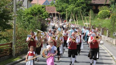 Bild: Konrad Rosner
Angeführt von der Blaskapelle Reuth, dahinter die Alphornbläser, zogen die Musikkapellen in die Festhalle nach Escheldorf.