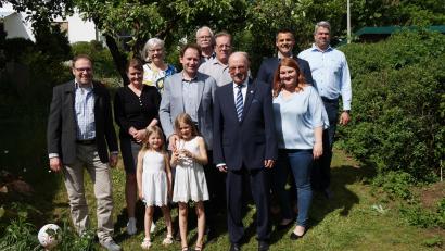 Bild: wel
Paulinus Lesser (vorne Mitte) feierte seinen 80. Geburtstag inmitten seiner drei Kinder, zwei Enkeltöchter und Freunden aus Vereinen und der Pfarrgemeinde. Auch Bürgermeister Rudolf Teplitzky (Zweiter von rechts) überbrachte Glückwünsche.