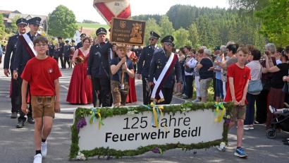 Bild: Gebert
Die Feuerwehr Beidl feierte über Pfingsten das 125-jährige Gründungsfest. Beim Festzug waren 92 Nummern vergeben.