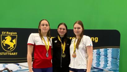 Bild: Dehling
Die Weidener Schwimmerin Charlotte Güll (Mitte) wurde über die 100 Meter Brust süddeutsche Meisterin bei den Juniorinnen.