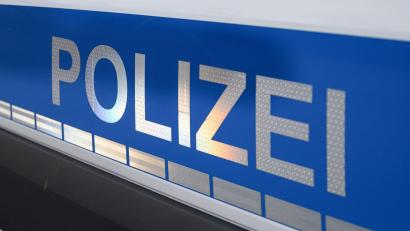 Bild: Daniel Vogl/dpa
Die Polizei stellte fest, dass ein 18-Jähriger nicht nur unter Drogen war und keinen Führerschein hatte, sondern auch noch das Kennzeichen eines anderen Fahrzeugs verwendete. (Symbolbild)