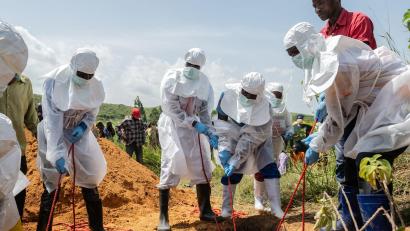 Bild: Moses Sawasawa/AP/dpa
Auch die Leichen verstorbener Ebola-Patienten sind hochansteckend. (Archivbild)