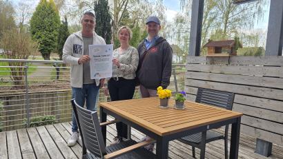 Bild: Marc Braun
Andreas Hruschka, Susanne Wagner und Stefan Bäumler mit den neuen Balkonmöbeln.