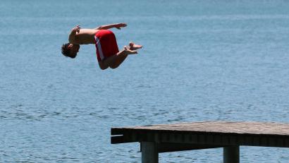 Bild: Karl-Josef Hildenbrand/dpa
Bayern erwartet zum Start der Pfingstferien sommerliches Wetter. Da kann sich auch der Weg zum Badesee lohnen. (Symbolbild)