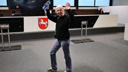 Bild: Sina Schuldt/dpa
Daniela Klette winkt freudig, wenn Unterstützer im Publikum sitzen. (Archivbild)