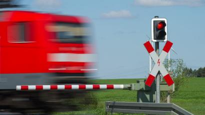 Bild: Patrick Pleul/dpa-Zentralbild/dpa
Im Jahr 2024 gab es in Bayern fast 3000 Bahnübergänge. (Symbolbild)