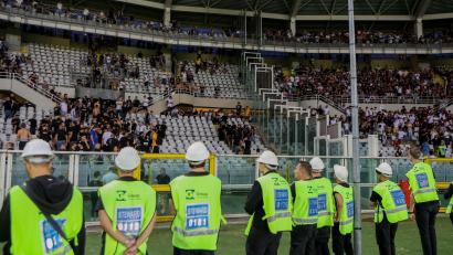 Bild: Tano Pecoraro/LaPresse via ZUMA Press/dpa
Sicherheitskräfte sind beim Turiner Derby im Einsatz.