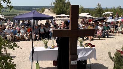 Bild: hdk
Der evangelische Stadtpfarrer Stefan Fischer begrüßte die vielen Gottesdienstbesuche, die auf den Monte Kaolino gekommen waren.
