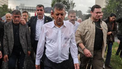 Bild: Ugur Yildirim/Dia Photo/AP/dpa
Özgür Özel trotzt dem Regen und seiner Absetzung als Parteichef